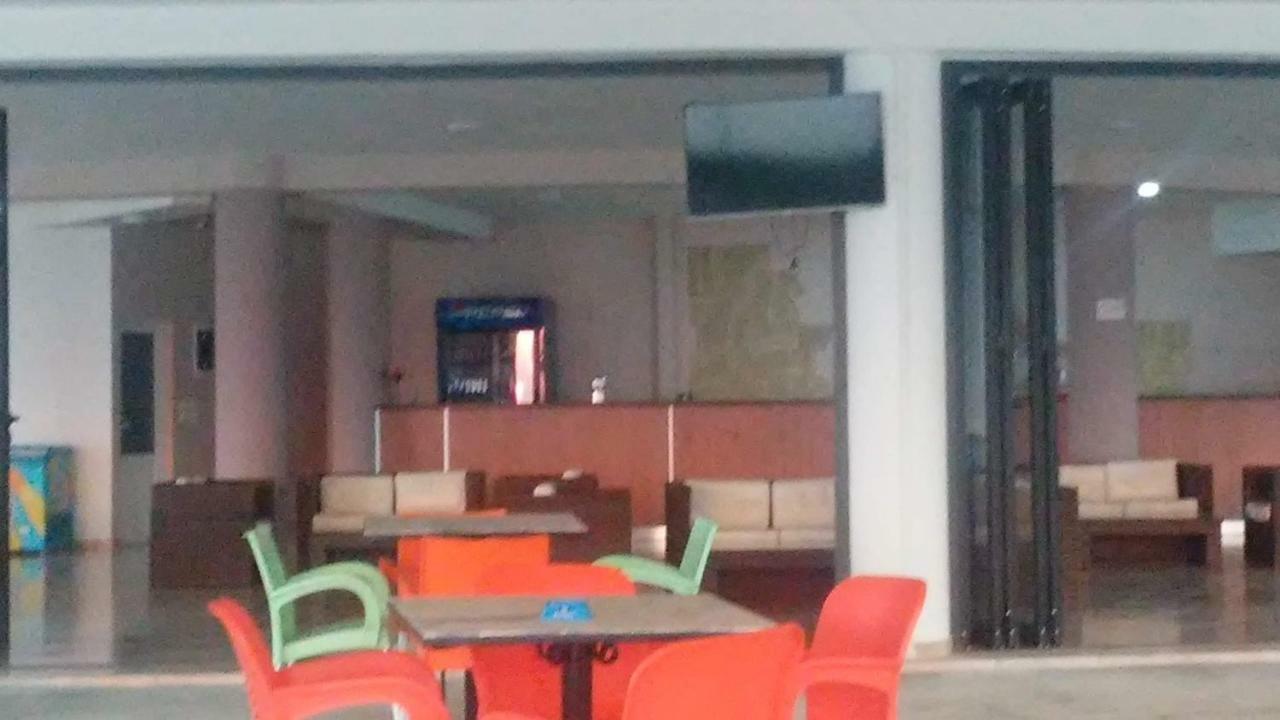 Hotel Majestic Εξαμίλιο Εξωτερικό φωτογραφία